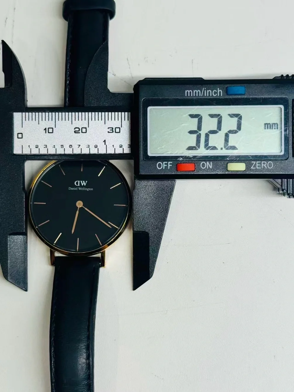Daniel Wellington DW Men’s Watch Black Dial Gold Tone 32mm New Battery Runs